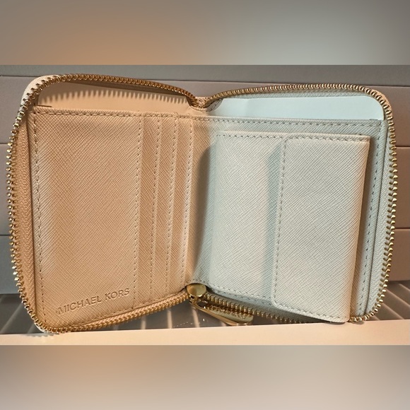 MICHAEL Michael Kors Small Zippie Wallet. - Picture 4 of 5